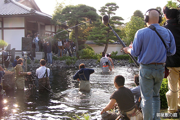 御屋敷の庭でのロケ風景